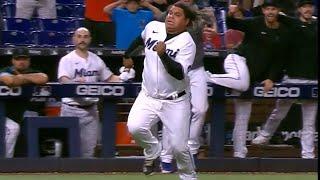 WILLIANS ASTUDILLO TURNS ON THE JETS FOR THE WALK-OFF!! La Tortuga turned on the turbo for the win!