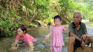 Single mother, goes to the forest, picks wild vegetables to sell, the old man takes care of the baby