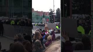 Kotlebovci hádžu predmety po protestujúcich v Trnave