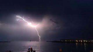 Lo spettacolo dei fulmini in slow motion dalle rive di Trieste