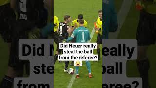 Manuel Neuer klaut dem Schiri den Ball 