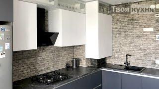 Дизайн угловой кухни под потолок с выступом в современном стиле белый верх темный низ, с котлом