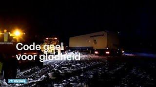 Code geel voor gladheid: vrachtwagen raakt van de weg  - RTL NIEUWS