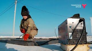 Девушка работает сварщицей