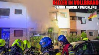 [GROßEINSATZ IN KORSCHENBROICH!] - Keller eines Reihenhauses in Vollbrand ~ Starke Rauchentwicklung