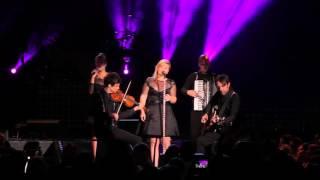 Kelly Clarkson - Don't You Wanna Stay [Live]