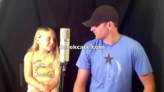 Папа и дочка поют