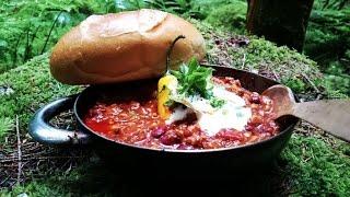 Chili con carne gekocht in der Wald-Küche [Outdoor Rezept]