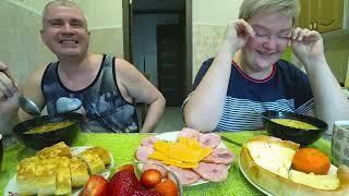 Мукбанг КЛОУНАМИ для Вас быть НЕ СОБИРАЕМСЯ! Я давно так не РЖАЛА) Семейный обед в России