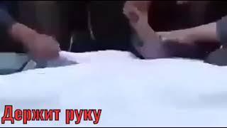 ДЕРЖИТ РУКУ СВОЕГО БРАТА НА ПОХОРОН МУЧЕНИЕ