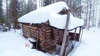 Schneesturm und Wölfe, ich verstecke mich in einer Blockhütte, lebe abseits des Stromnetzes
