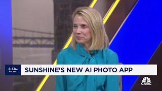 Former Yahoo CEO unveils new AI photo-sharing app