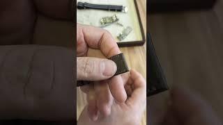 ヴィンテージ時計【スイートロード公式】オメガコンステレーションCライン革ベルトにバネ棒を通す。