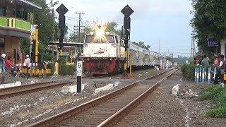 Kejar Kejaran Kereta - Perlintasan KA Bangil Rail Crossing