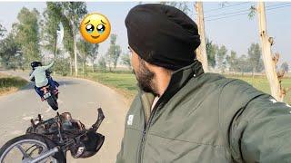 Chor hathyar dikha ke dhakke nal 20,000 Rs te  Motor cycle kho ke le gaye 