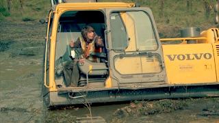 Can Teamwork and Some Heavy Machinery Free Parker's Excavator From the Mud?