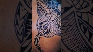 Satisfying tattoo unwrap. Tattoo saindo do plástico. #tattoo #maori #polinesia #tatoo #unwrapping