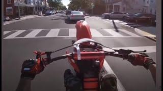 Wheely in de stad! Dwaze motorrijders en gekke automobilisten maken elkaar het leven zuur.