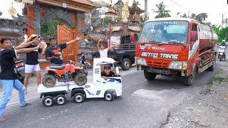 TRUM MINI RAMA MUATAN MOTOR ATV TAPI MALAH DI HADANG TRUK TANGKI