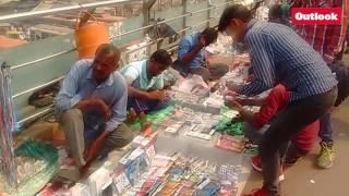 Street market on an overhead bridge, in Anand Vihar, New Delhi