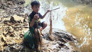 Excellent fishing skills helped the orphan boy living alone by the lake not worry about hunger.