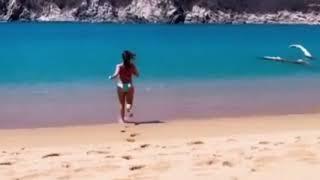 Tabata Jalil en bikini corriendo.