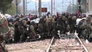 Камења врз македонската полиција / Migrants Attack Macedonian Police