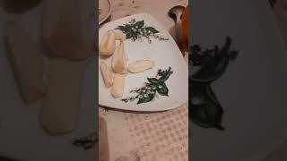 Чеснок нарезанный на треугольном блюдце Двадцатого Февраля