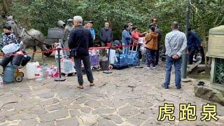 杭州的虎跑泉，被誉为天下第三泉，好多人在这排队打山泉水