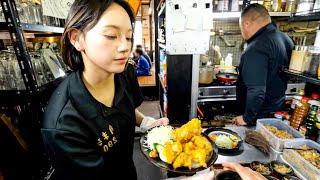 Pretty Girl Works Hard! Men Flock to Diner for Endless Food Refills!