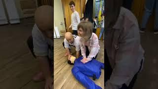 Учимся оказывать первую помощь! ;) мы почти его спасли))))