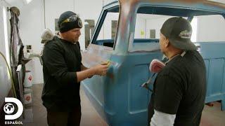 Ultimando detalles de remodelación en una camioneta Chevy C-10 | Máquinas Renovadas | Discovery