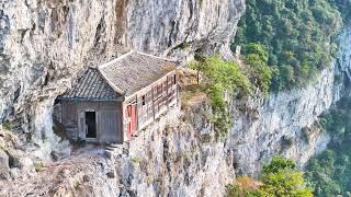 A house was found on a mountain in Guizhou, which was cleverly built on a cliff. It was so thrilling