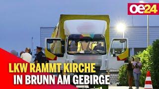 LKW rammt Kirche in Brunn am Gebirge