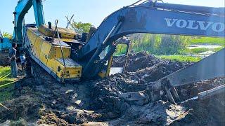 Excavator Stuck in Deep Mud Kobelco SK 200 Heavy Recovery - Volvo Evacuation Kobelco Exavator