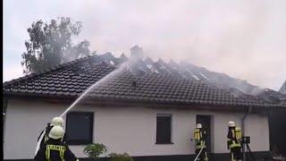 [FEUER ZERSTÖRT WOHNHAUS] Einsatzfahrten zum Wohnhausbrand in Wolfen-Altstadt   25.07.2021