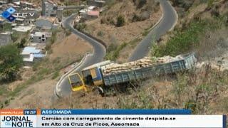 Camião com carregamento de cimento despista-se em Alto da Cruz de Picos, Assomada