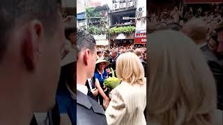 Tổng thống Pháp bắt tay với người dân  Việt Nam