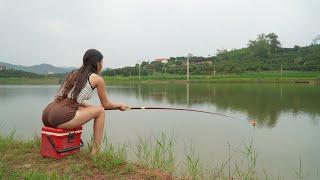 Beautiful Girl Hunting Black Carp Suddenly Meets Strange Fish | Best Hook Fishing