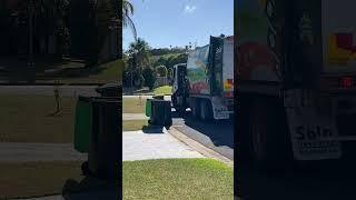 Sunny day side-loader garbage truck action ️️