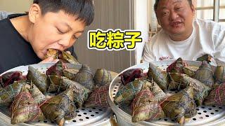 It's almost the Dragon Boat Festival. Fat Dragon steams zongzi of various flavors to eat. One bite