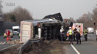 03.03.2021 - VN24 - Sattelkipper legt sich auf Mittelleitplanken der A1 bei Unna