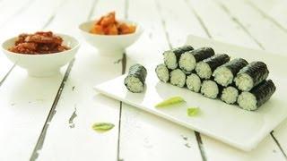 Dried seaweed roll with side dishes of spicy squid & radish kimchi, chungmu gimbap, 충무김밥