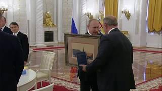 Зюганов вместо высшей госнаграды получил от Путина книгу с материалами XXIII съезда КПСС