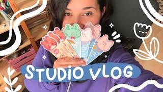  STUDIO VLOG: drawing and making bookmarks for the first time.