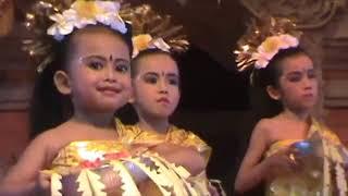 Funny, Syifa Puspita as a child, she dances Pendet