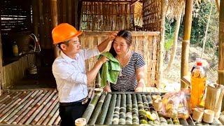 Harvesting field snails to sell at the market, the engineer helps the girl wash her hair