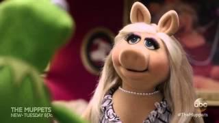 Kermit Asks Miss Piggy To Buy His Girlfriend A Gift Sneak - The Muppets