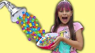 BIANKINHA FINGE BRINCAR CHUVEIRO MÁGICO M&MS - Kids Pretend Play Magic Shower شفا والدش السحري !!!