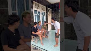 Kalian waktu kecil pernah ledek ledekan gini juga ga si,yang tengah anak monyet #shorts #lucu #kocak